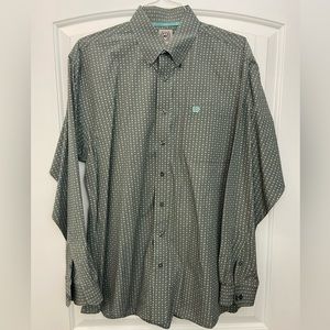 Men’s long sleeve Cinch button down shirt.